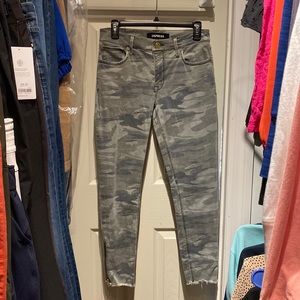Express stretch ankle length size 4 camo